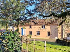 Le P'tit Gîte d'Isa, 15 km du Puy du Fou，位于Mauléon的带停车场的酒店