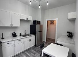 Historic Victorian Apartment，位于Strathroy的酒店