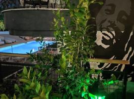 Luxury villa with pool，位于锡德的宠物友好酒店