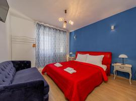 Villa Croatia Trogir, Center, 4 rooms, parking, jacuzzi, free beach and pool 15 min，位于特罗吉尔的带按摩浴缸的酒店