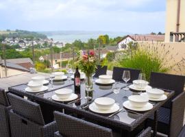 Rooftops - Sea Views Near Village and Beach，位于桑德斯富特的带按摩浴缸的酒店