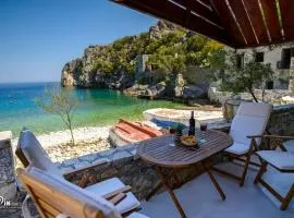 Sikies - Unique Beachfront Stone House in Alipa-Mani