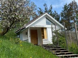 Kveldsro cabin in nice surroundings，位于克里斯蒂安桑的乡村别墅