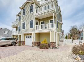 Long Beach Island Townhome with Rooftop Deck!，位于长滩的别墅