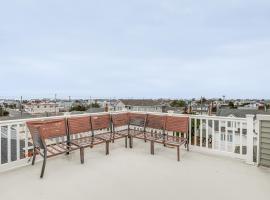 Long Beach Island Townhome with Rooftop Deck and Grill，位于长滩的酒店
