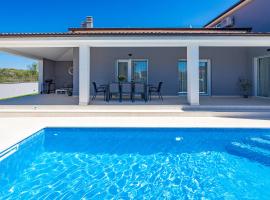 Villa Tea with heated pool，位于罗波里卡的带泳池的酒店