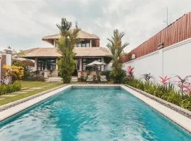 Batik villa 3 BR 3 min walk to beach with breakfast, assistent villa, pick up from airport, assistent villa and full services
