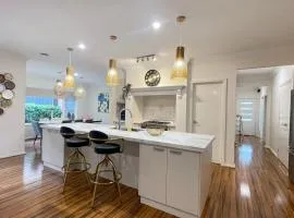 StayAU 4BRM Chic Urban Retreat