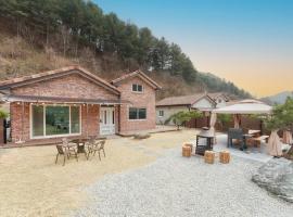 Chuncheon Soopsog Jageun Jib Pension，位于春川的酒店