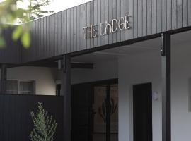 The Lodge - 4 Luxury Central Private Studio Rooms - Free wifi，位于芒特甘比尔的酒店