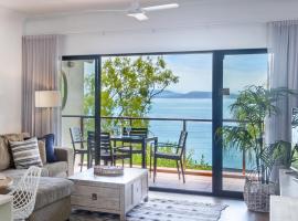 Haven on Hamilton Island -private apartment with views & buggy Fully Renovated in 2023，位于汉密尔顿岛的酒店