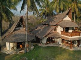 Beach-Front Sumbawa Surf House，位于Lemonga的酒店