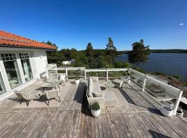 Traumhaus, Sauna, Whirlpool, grosse Terrasse mit Aussicht, Seeanstoss，位于Vagnhärad的酒店