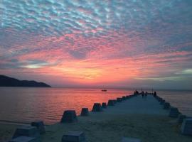 By The Sea Deluxe Condo @ Batu Ferringhi Penang，位于峇都丁宜的酒店