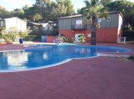 AGDE chalet sénérité piscine clim 6 PL，位于阿格德的酒店