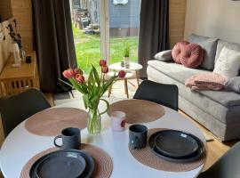 Tinyhouse Frida moderne & stilvolle Auszeit am See Natur & Ruhe in Stuer Mecklenburgische Seenplatte Klima, Grill，位于Stuer的酒店