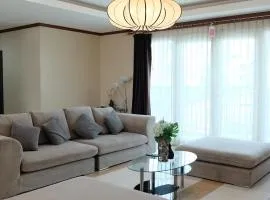 3 Bedrooms Apartment in Ekkamai,Sukhumvit