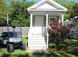 Best Cottage in Ocean Springs- GOLF CART INCLUDED!!!，位于海泉市的酒店