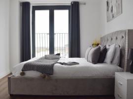 Beautiful two bedroom with balcony in Brentwood，位于布伦特伍德的乡村别墅