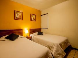 HOTEL GRAN VIA，位于Calera y Chozas的酒店