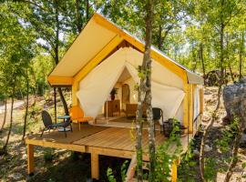 Oblun Eco Resort - New Luxury Glamping Tents，位于波德戈里察的豪华帐篷
