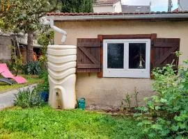 Small Town House with private parking and access to garden, near Paris and all public transport