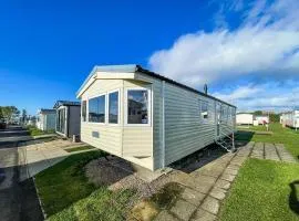 Lovely 8 Berth Caravan At California Cliffs Nearby Scratby Beach Ref 50060e