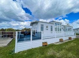 Beautiful 6 Berth Caravan With Decking At Dovercourt Park, Essex Ref 44009g，位于Great Oakley的豪华帐篷营地