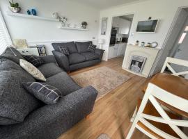 Chalet 145, Hemsby - Two bed chalet, sleeps 5, pet friendly, bed linen and towels included and close to beach!，位于大雅茅斯的酒店