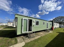 Great 8 Berth Caravan At Highfield Grange, Clacton-on-sea Ref 26214o，位于滨海克拉克顿的露营地