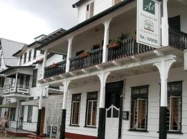 奥博格旅馆，位于帕拉马里博的酒店