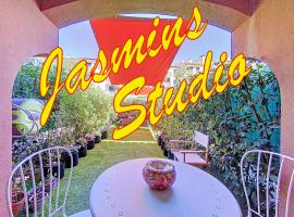 Cosy, Wi-Fi, jardin & parking, Jasmins Studio en Côte-d'Azur，位于瓦洛里的酒店