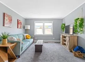 Norwood Park/Edison Park! Workstation & In-unit Laundry! 2nd Floor Apt