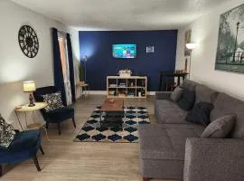 Beautiful 2-Bedroom Condo Near Universal and other Orlando Attractions, King Bed & Wi-Fi