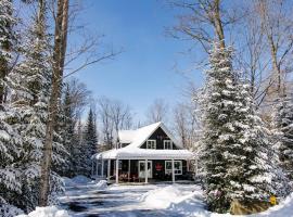 The Hidden Porch at Sir Sam's (hot tub & sauna)，位于哈里伯顿的滑雪度假村