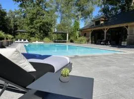 Magnifique chalet en bois avec piscine et jacuzzi