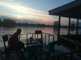 House boat house of common，位于斯利那加的酒店