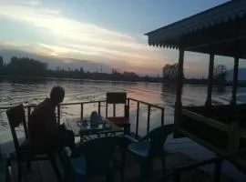 House boat house of common