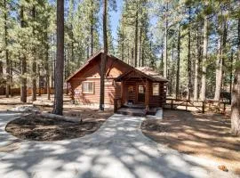 Catalina Creekside Cabin - Log home with wood burning fireplace for an immersive mountain getaway!