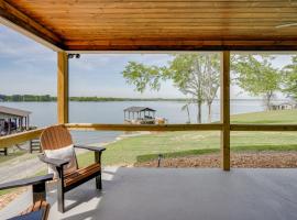 Sunset Paradise on Weiss Lake with Private Dock!，位于森特的酒店