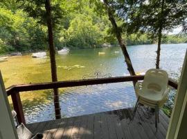 Berta's Lake Front Cottage on Winona Lake!，位于阿什兰的酒店