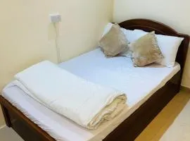 Small Room shared bath with beach access for single person or short stay couplesغرفة صغيرة مع حمام مشترك مع إمكانية الوصول إلى الشاطئ لشخص واحد أو للأزواج الذين يقيمون لفترة قصيرة