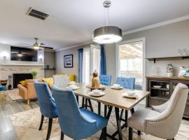 Deck and Hiking Trails Luxe Georgia Farm Retreat，位于利索尼亚的酒店