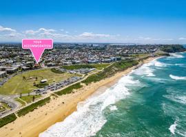 Newcastle's Beach-Side Retreat Merewether，位于纽卡斯尔的带停车场的酒店