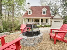 Helen Retreat with Hot Tub, 2 Mi to Downtown!，位于海伦的酒店