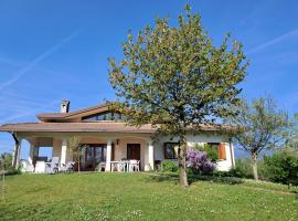 Etage entier independant d une villa , avec terrasse, jardin, 2 a 6 personnes，位于Arba的酒店