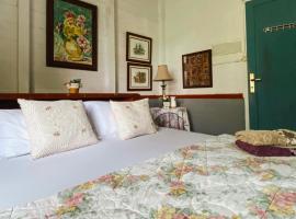 Ruma Kaca Simanindo Bed Breakfast，位于Ambarita的住宿加早餐旅馆