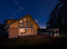 [lamp. Yamanaka] 新築高級デザイナーズ ログハウス 大自然の中でBBQ可！，位于山中湖村的度假屋