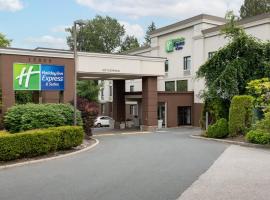 Holiday Inn Express and Suites Surrey, an IHG Hotel，位于萨里草甸花园高尔夫俱乐部附近的酒店