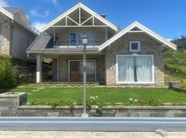 Willostays Emerald Lake Facing villa，位于乌提的酒店